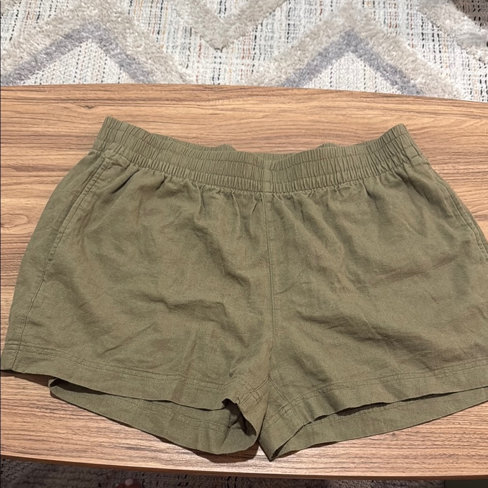 Old Navy Women's Linen Shorts in Khaki Green